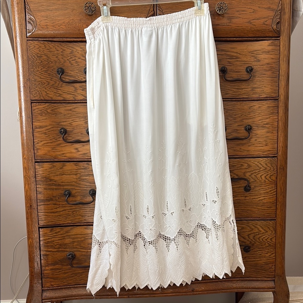 Jennsen White vintage skirt with Lace Detail